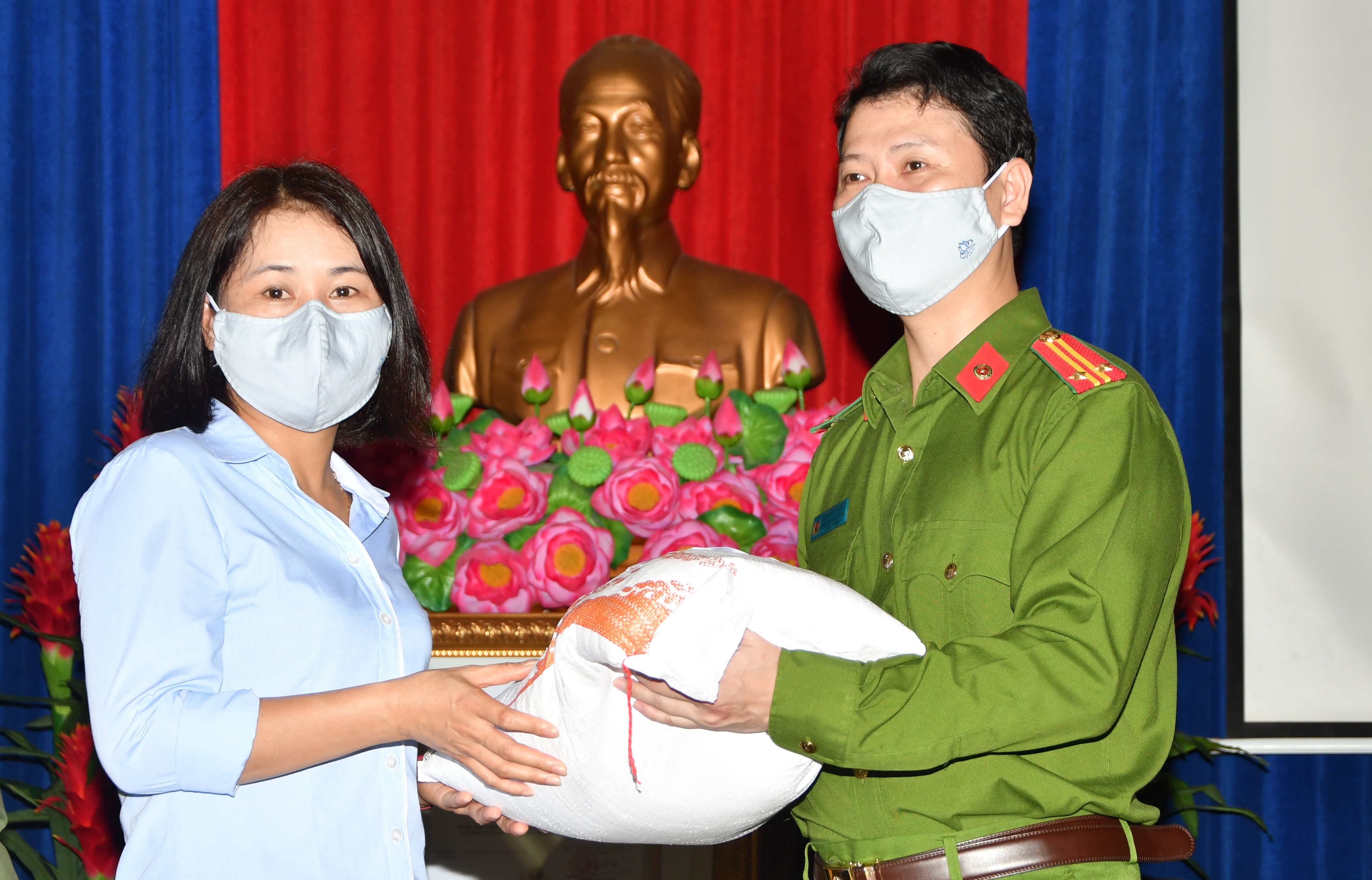 Công đoàn Công an quận Ngô Quyền: Tặng quà 28 đoàn viên, người lao động bị ảnh hưởng bởi dịch Covid - 19